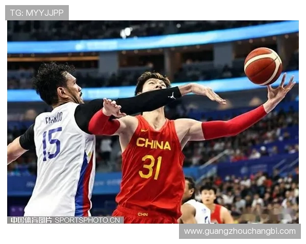 中国男篮对阵菲律宾篮球队的精彩对决引发球迷热烈关注与期待