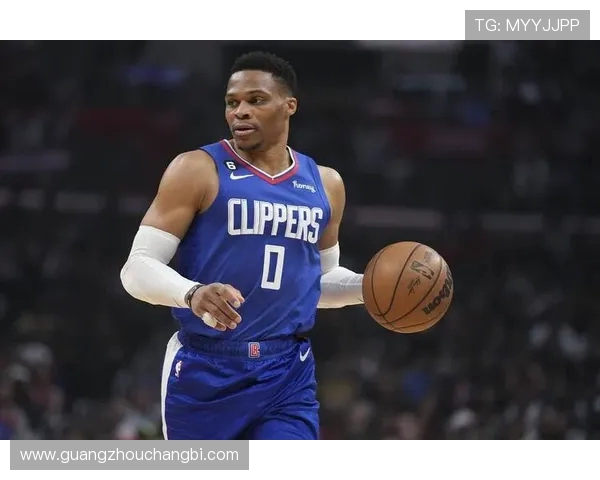 布鲁克洛佩斯如何在NBA赛场上重塑自我与球队价值